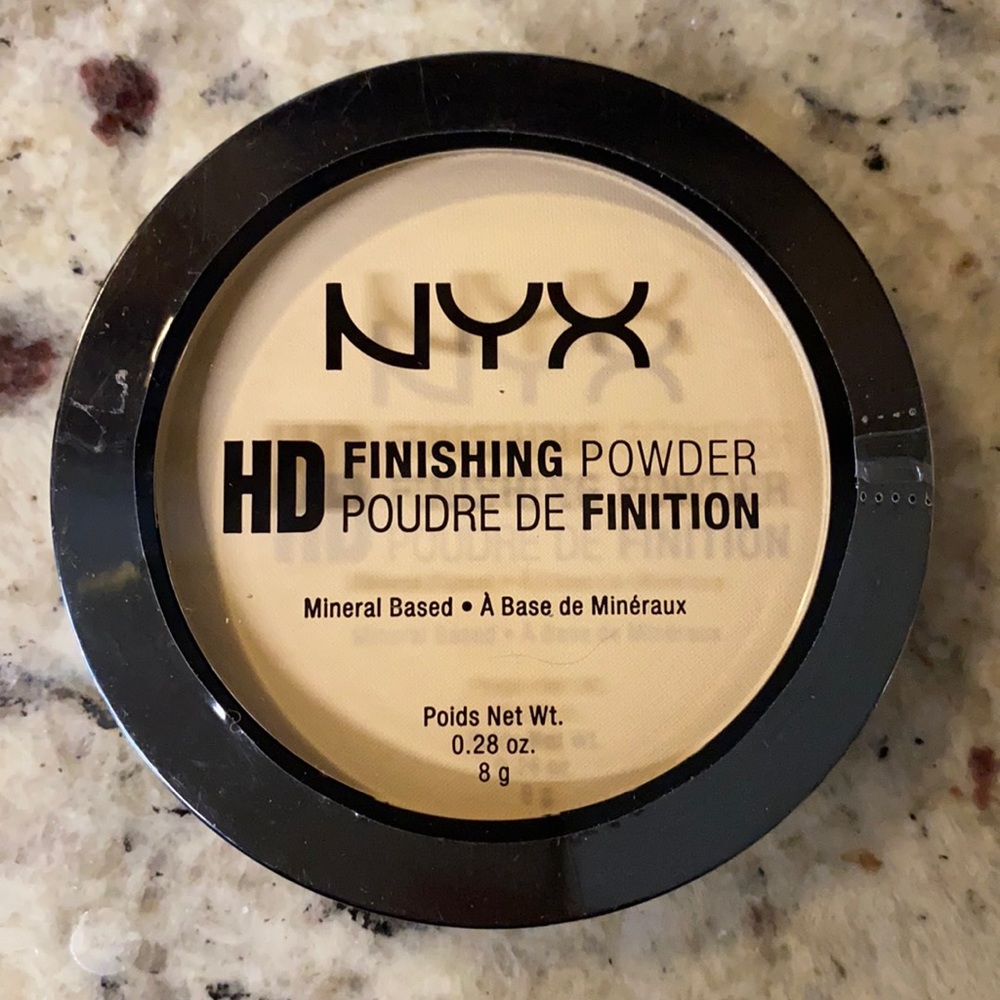 NYX HD Finishing Powder in Banana